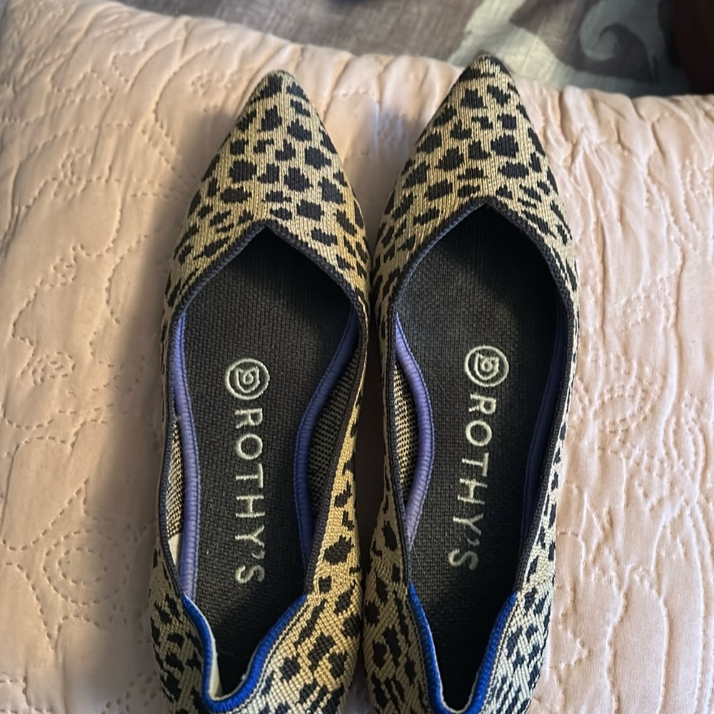 Roth animal print flat. Like new !
